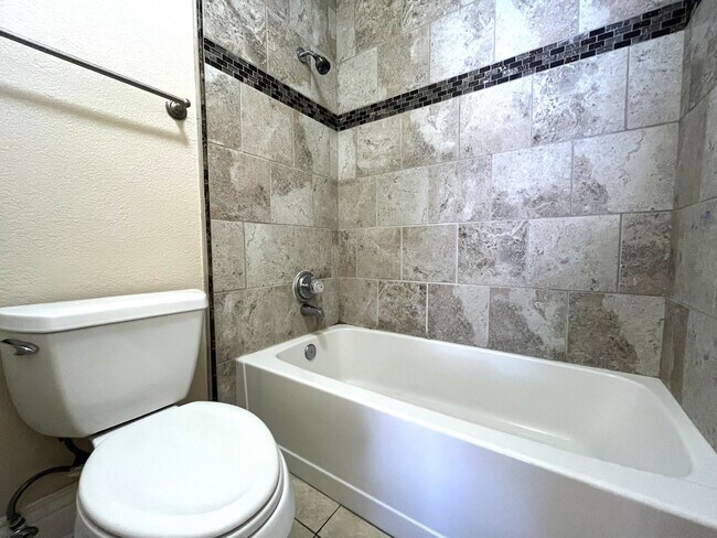 Building Photo - 2 bed, 2 bath located in Corona, CA!