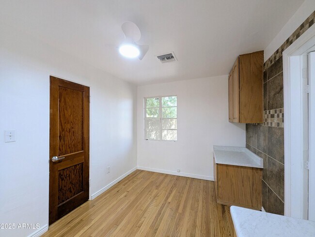 Building Photo - 2443 E Earll Dr