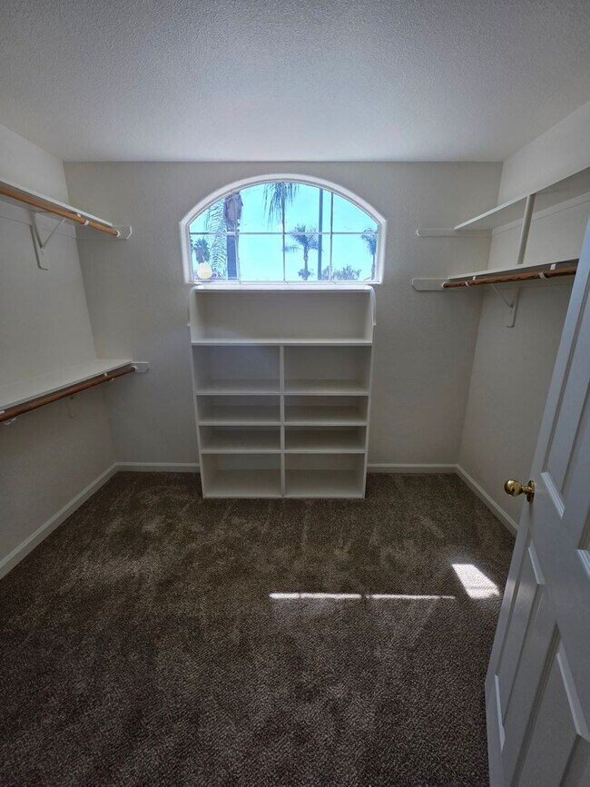 Building Photo - 3 bedroom 2 bathroom in a desirable SE Vis...