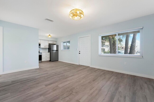 Building Photo - GORGEOUS FULLY RENOVATED 1st FLOOR 2 BEDROOM 1 BATHROOM CONDO LOCATED JUST 5 MINUTES FROM VENICE ...