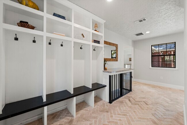 Building Photo - 8623 Miller Rd