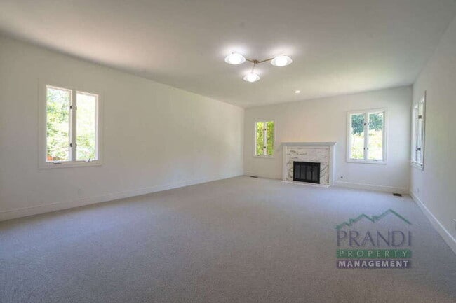 Building Photo - 121 Laurel Grove Ave