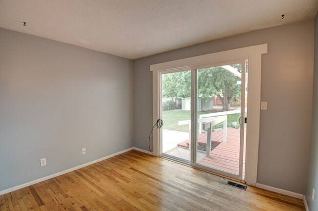 Building Photo - 4 Bedroom 2 Bathroom Located on the Boise Bench (Available for a 6 month lease).