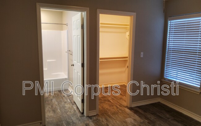 Building Photo - 2934 Carver Dr