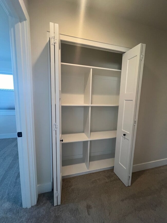 Building Photo - Charming three bedroom townhouse in the heart of Talent! | Available Mid May