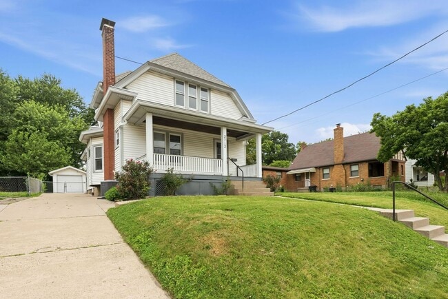 Building Photo - CHEVIOT: Charming 4 bed 2.5 bath 1 car detached garage
