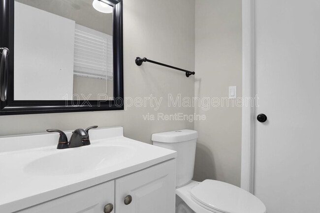 Building Photo - 711 S Chesterfield Rd