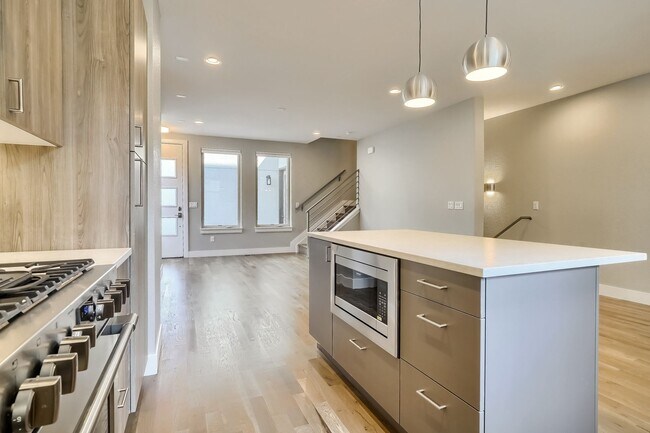 Building Photo - 3 bedroom / 3.5 bath Townhome + 2 Large Flex Spaces & Spacious Roof Top Deck!