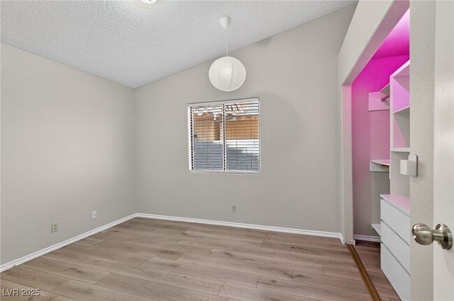 Building Photo - 492 Chelsea Dr