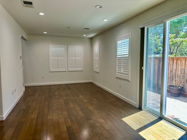Building Photo - Beautiful Newer Home, Very Clean- Move In ...