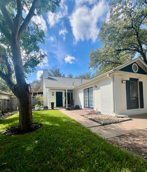 Building Photo - 807 Kavanagh Dr