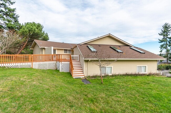 Building Photo - Charming Upper-Level Home with Water View – Walk to Downtown Coupeville - Landscaping Included