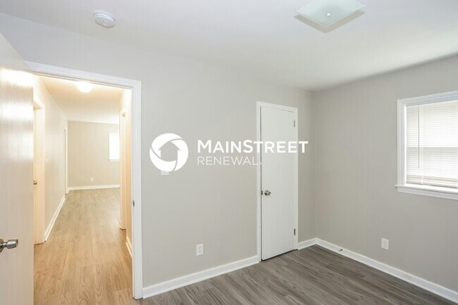 Building Photo - 3 Bedroom Pet-Friendly Home in Charlotte, NC with Main Street Renewal