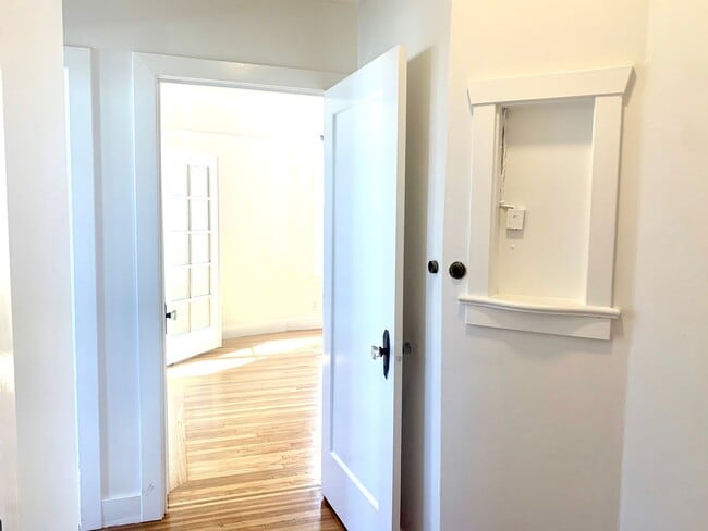 Building Photo - Richmond Dist. Bright 1 Bed/! Bath Flat w/ Hardwood Floors and Walk In Closets