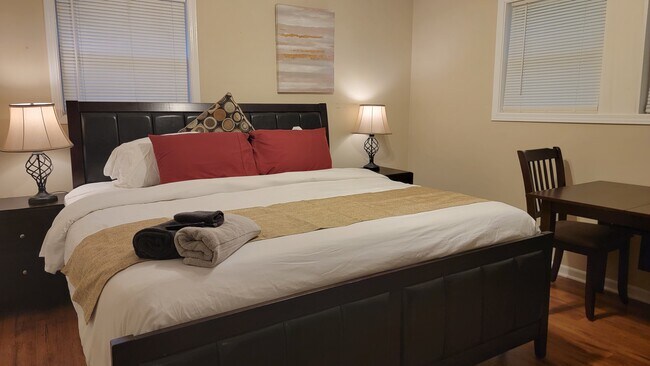 bedroom 3 king - 3755 Cedar Hurst Way