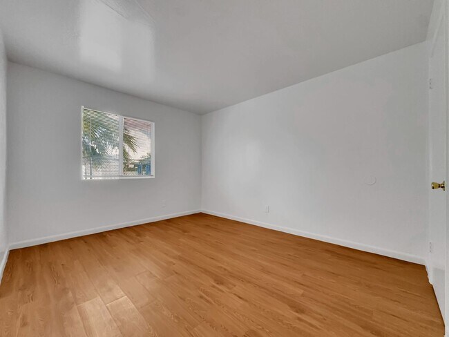 Building Photo - Central Phoenix 2/1 Ground Floor Super Clean.