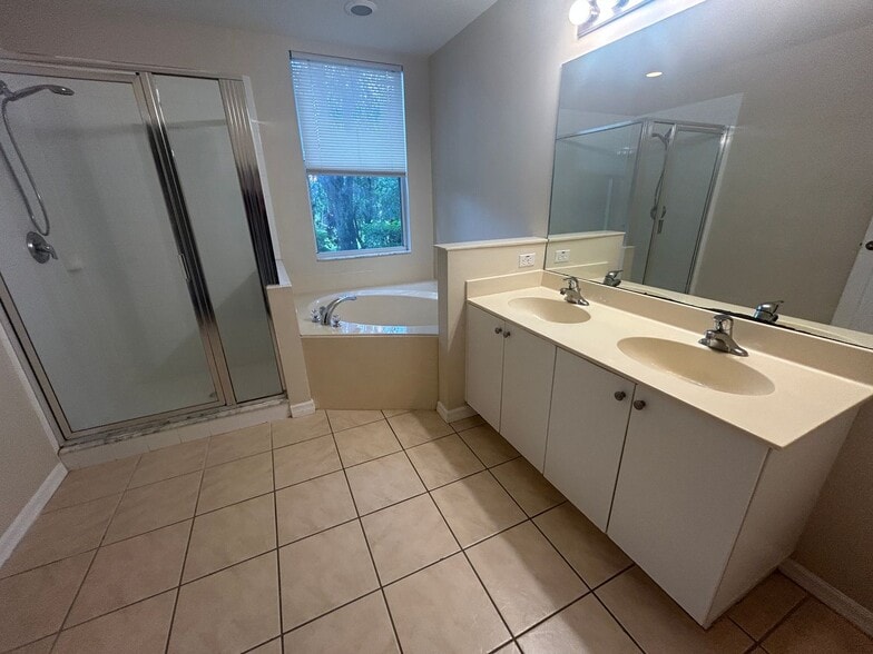 Building Photo - Spacious  3/2 ground floor unit