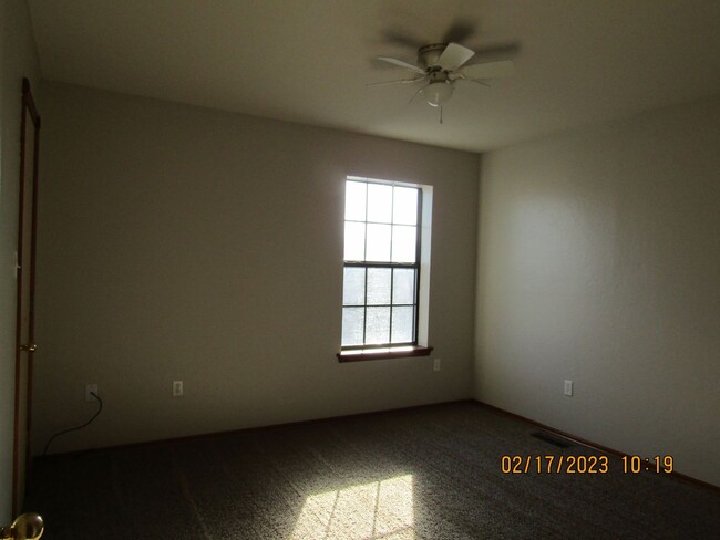 Building Photo - Crown Pointe Area!! PETS ARE NEGOTIABLE WI...