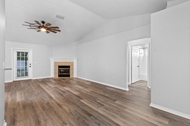 Building Photo - Experience a breezy lifestyle in the convenient Eagle Point subdivision!