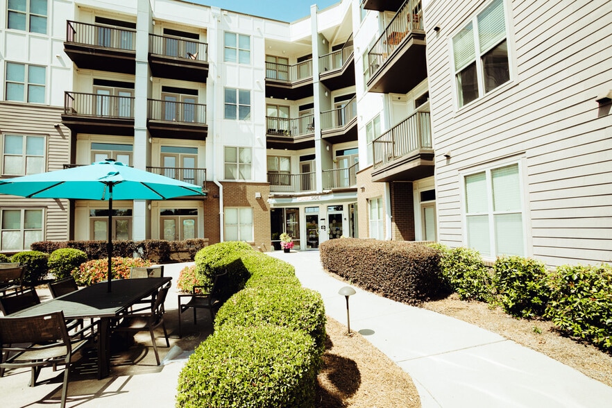 Building Photo - Canalside