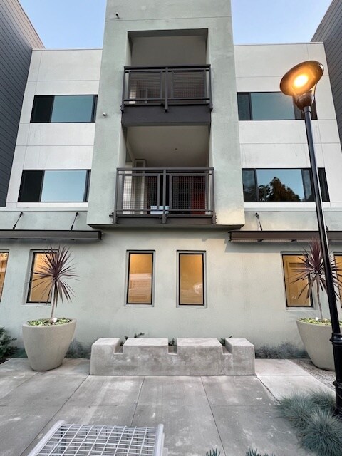 Building Photo - 400 W Central Ave