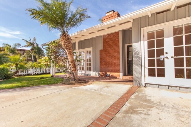 Building Photo - Charming 3 Bed/2 Bath Home in Bird Rock/ La Jolla- 1 Block from the Ocean!