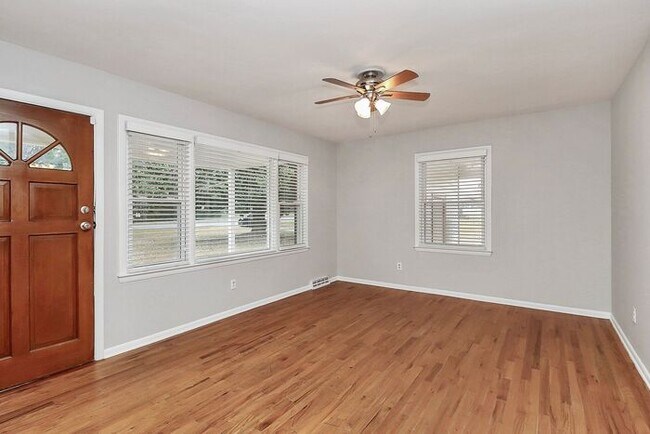 Building Photo - 3BD/1BA All Brick Ranch on One Acre!