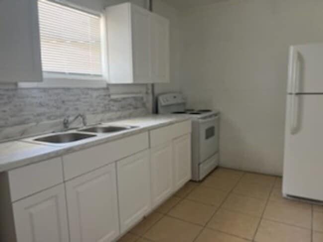 Building Photo - Studio For Rent at 318 1/2 Pearl St. Lake ...