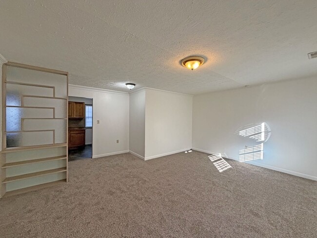 Building Photo - Gorgeous Well Kept Home Near Mercy & Bass Pro!