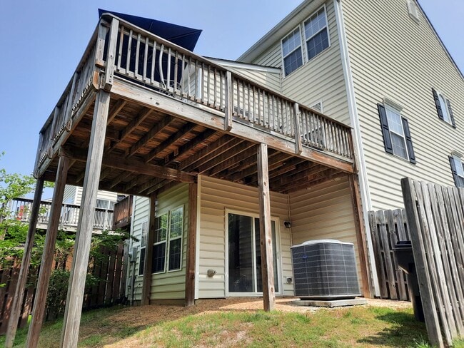 Building Photo - 4 bedroom end unit with garage in Liberty Crossing