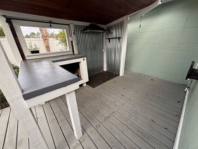 Building Photo - Renovated 3 Bed 2 Bath Home with Fenced in Yard. Screened in Porch. Tesla Charger. Minutes from J...