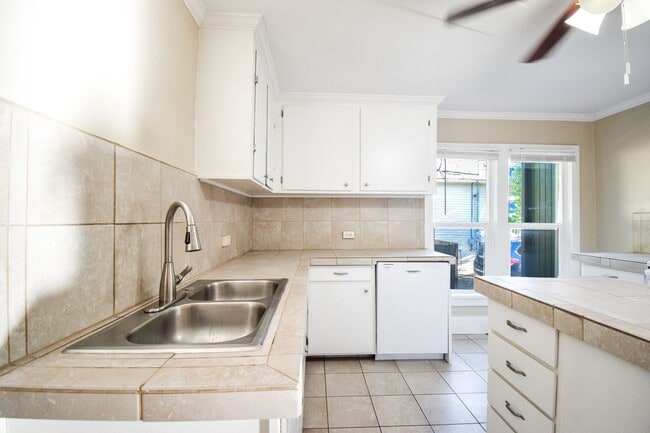 Building Photo - Beautiful 4 Bed 2 Bath Home in NE Portland!