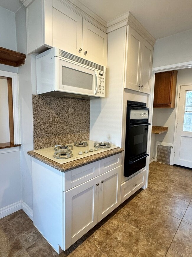 Building Photo - Charming 2-Bedroom Home with Fireplace, Backyard & Garage in Lakewood