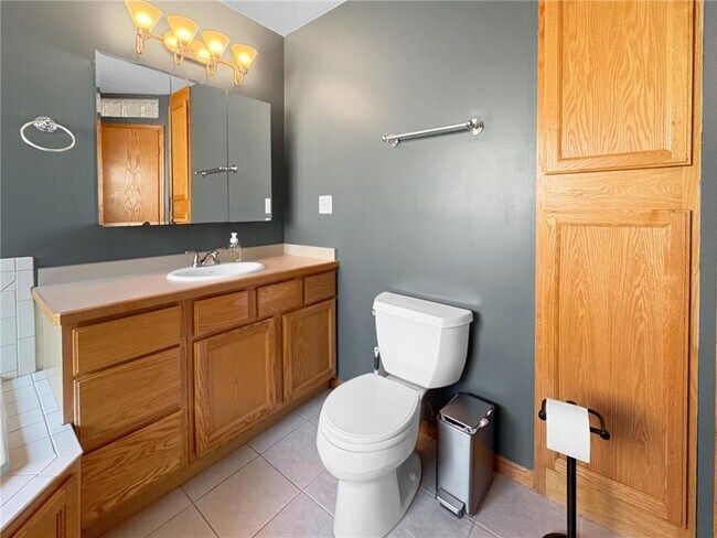 Building Photo - 717 Ashley Dr