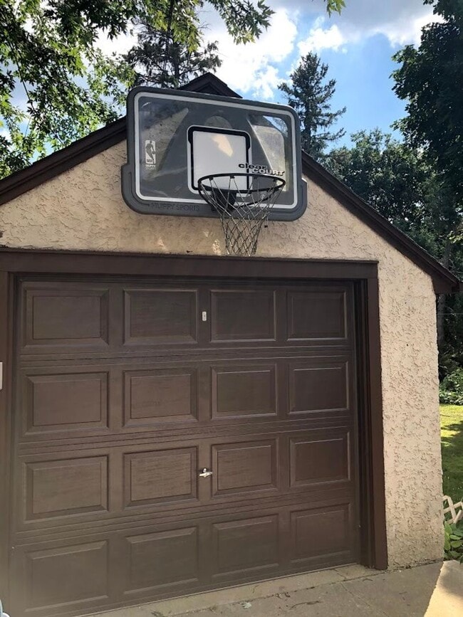 Building Photo - Charming Tudor 3 Blocks From Mayo