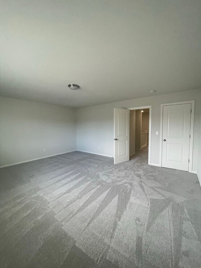 Building Photo - 4 bedrooms + BONUS ROOM And 2.5 baths Tumw...