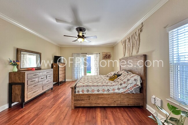 Building Photo - AVAILABLE IN AUG! 5BR/3BA IN S. CRESTVIEW