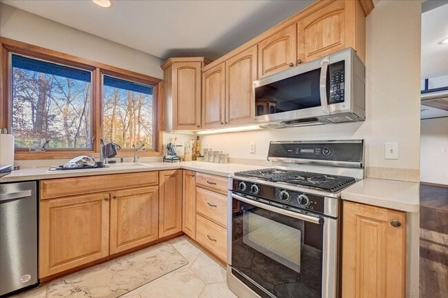 Building Photo - Spacious Elm Grove 3BR/2BA Ranch Single Fa...