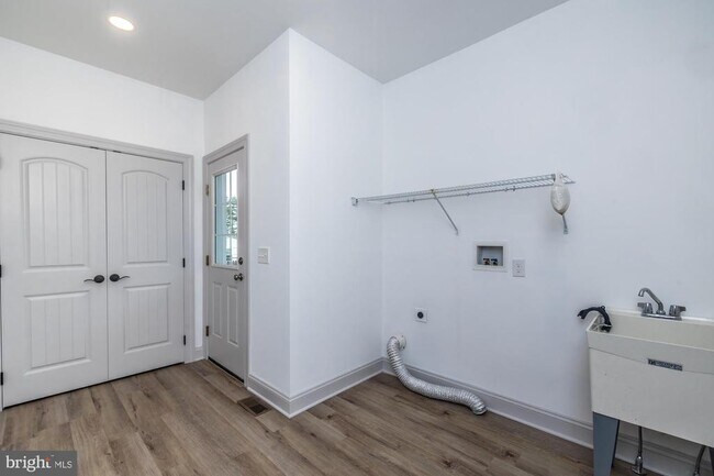 Building Photo - 411 James St