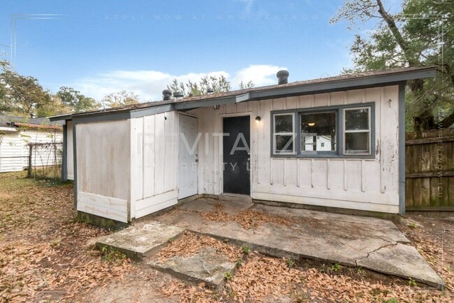 Building Photo - 3 Bed/1 Bath Home with Large Yard and Fence!