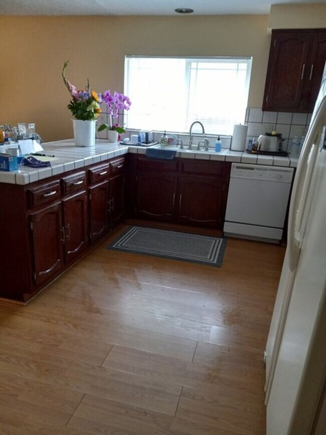 Building Photo - Three Bedroom Two Bath near Reed High