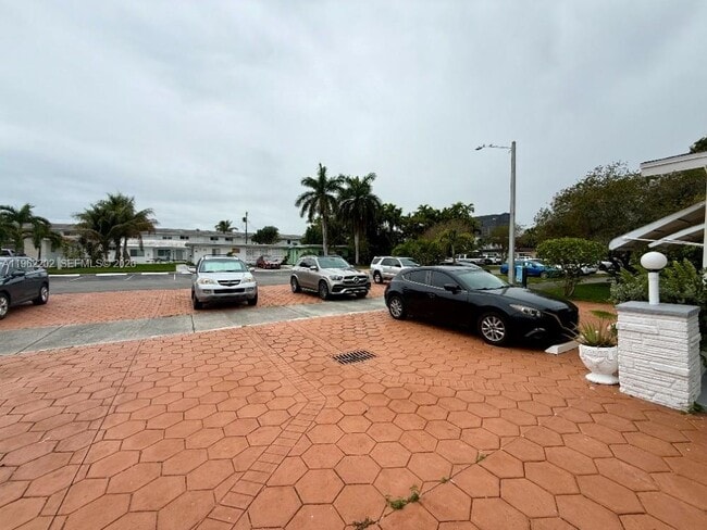 Building Photo - 823 NE 10th St