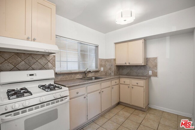 Building Photo - 435 1/2 W Elk Ave