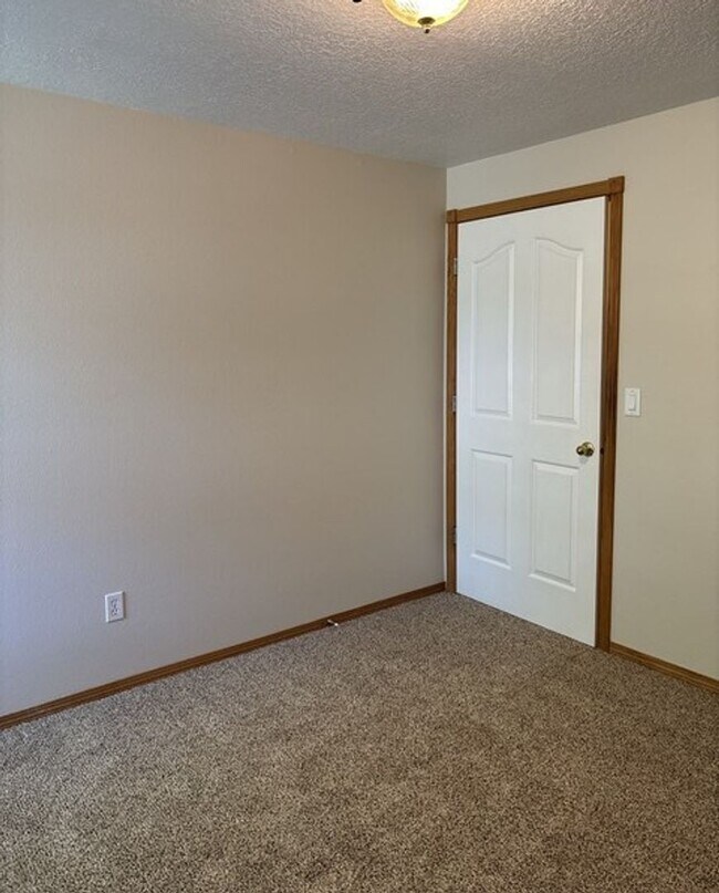 Building Photo - 3Bd/2Ba Single Story House - Available to View!
