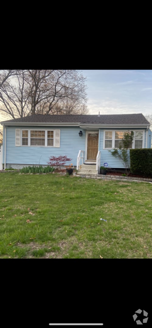 Building Photo - Well-Maintained 3-Bedroom House