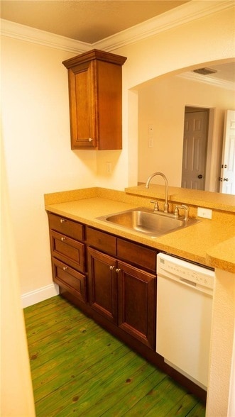 Building Photo - 2116 Henderson Dr
