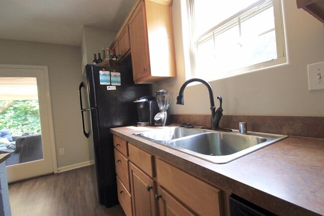 Building Photo - 897 Henderson Dr