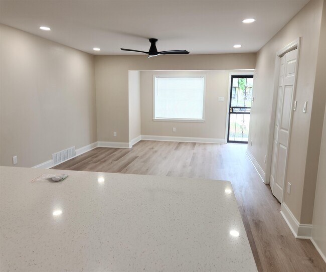Building Photo - 3785 Ladue St