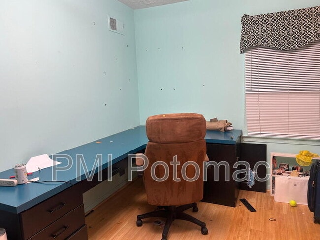 Building Photo - 1718 Crestview Dr