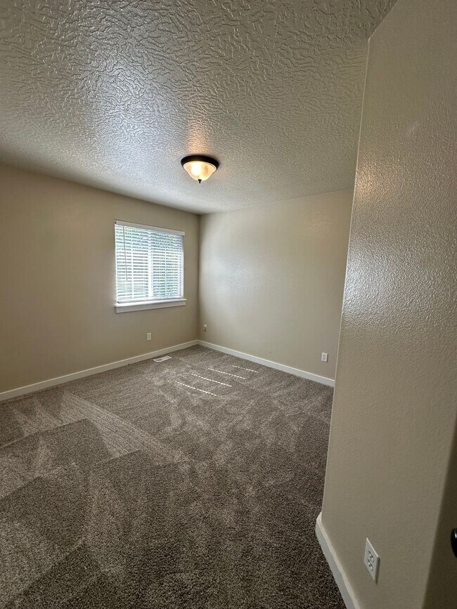 Building Photo - New Carpet! Super Meridian Location!!! Man...